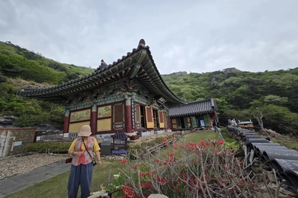 산 중턱 탑사 사찰 전경1