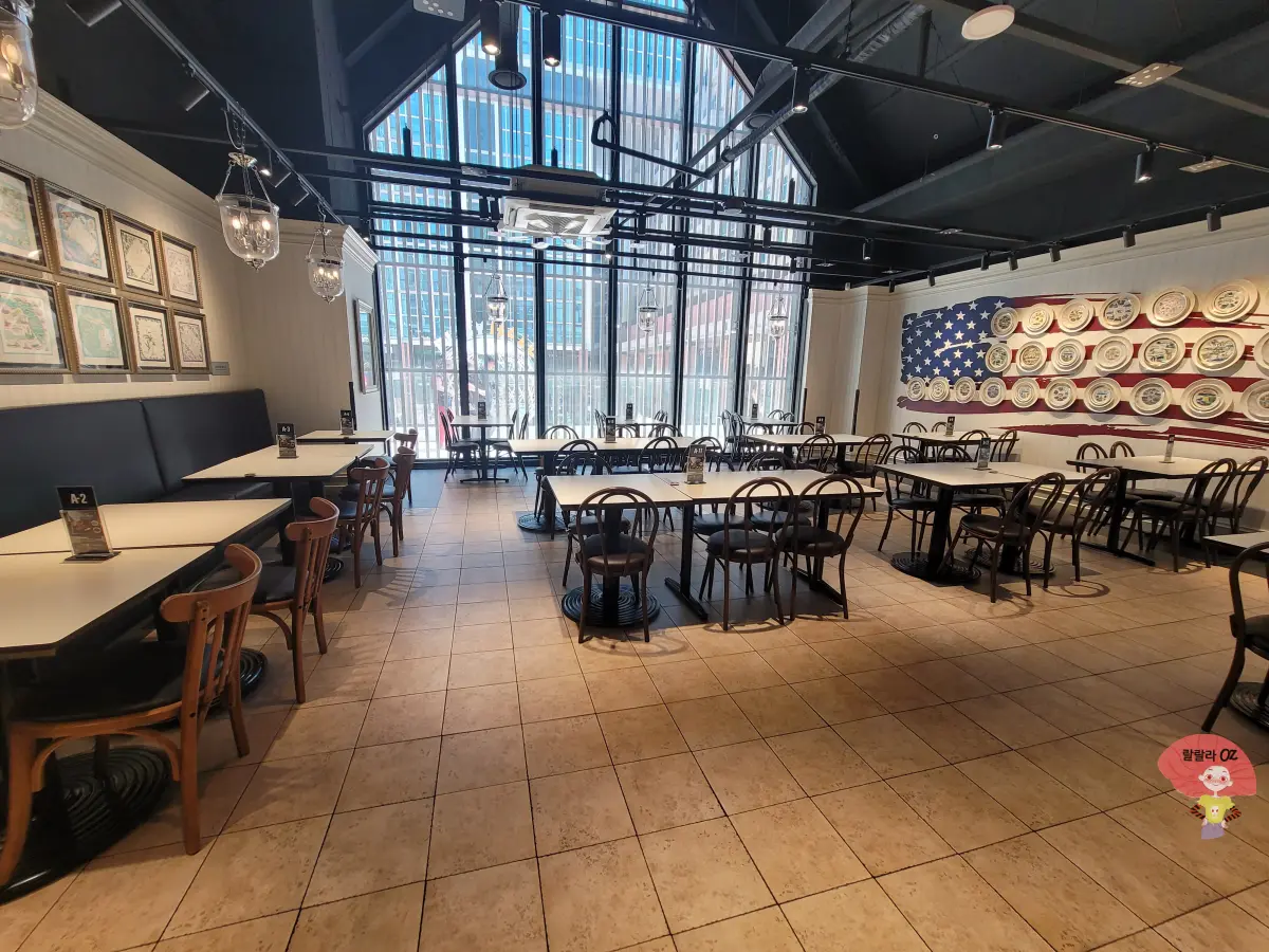 경기-남양주시-다산점-애슐리퀸즈-단독룸-가지런히-정돈된-테이블과-의자들