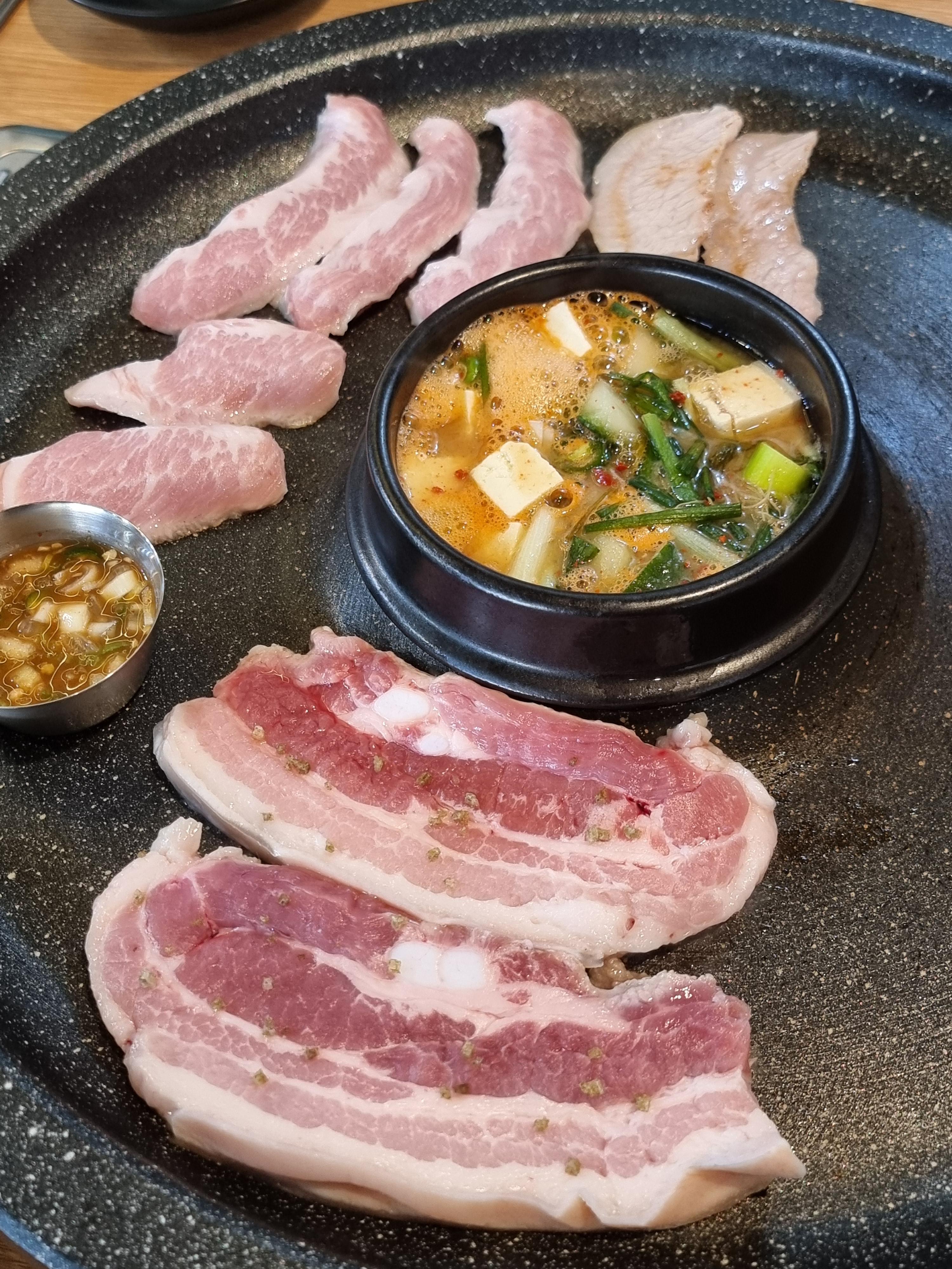 항정살과 오겹살이 섞여 구워지는 모습.