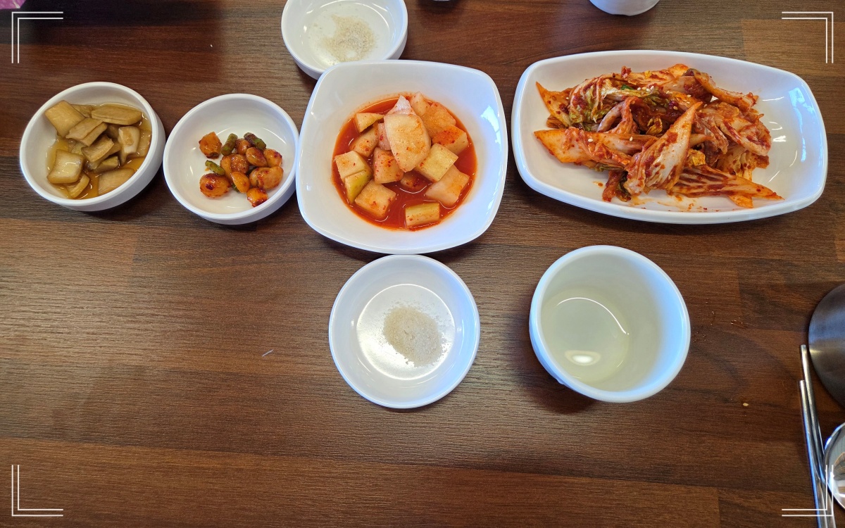 삼계탕-밑반찬들-두가지 김치-마늘 장아찌-양파 초절임