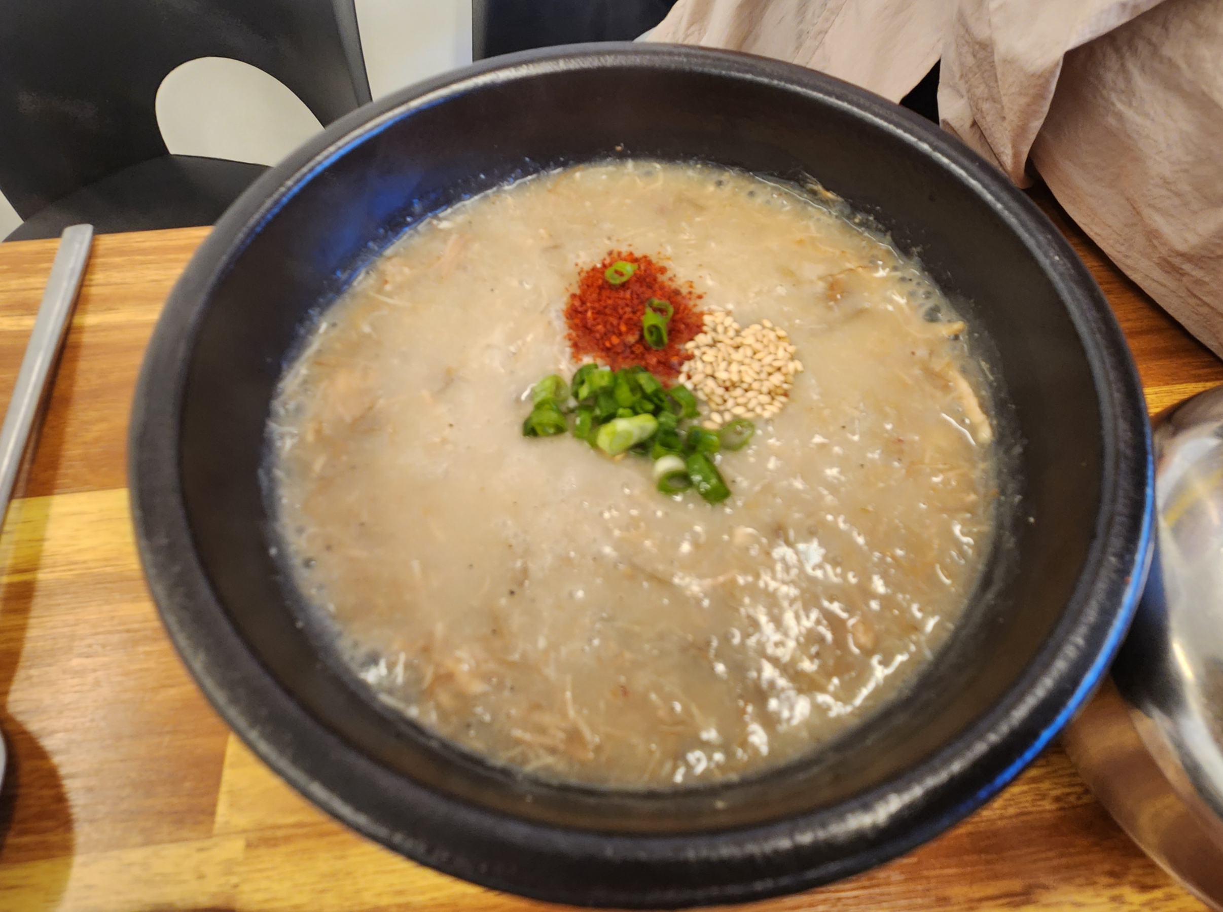 제주 향토 음식 고사리육개장, 걸쭉하고 고소한 국물에 고사리가 듬뿍 들어간 한그릇