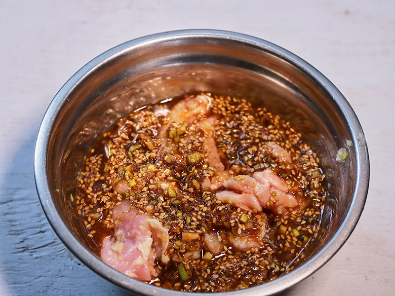 레몬소스에 재운 닭고기에 간장 소스 부어주기