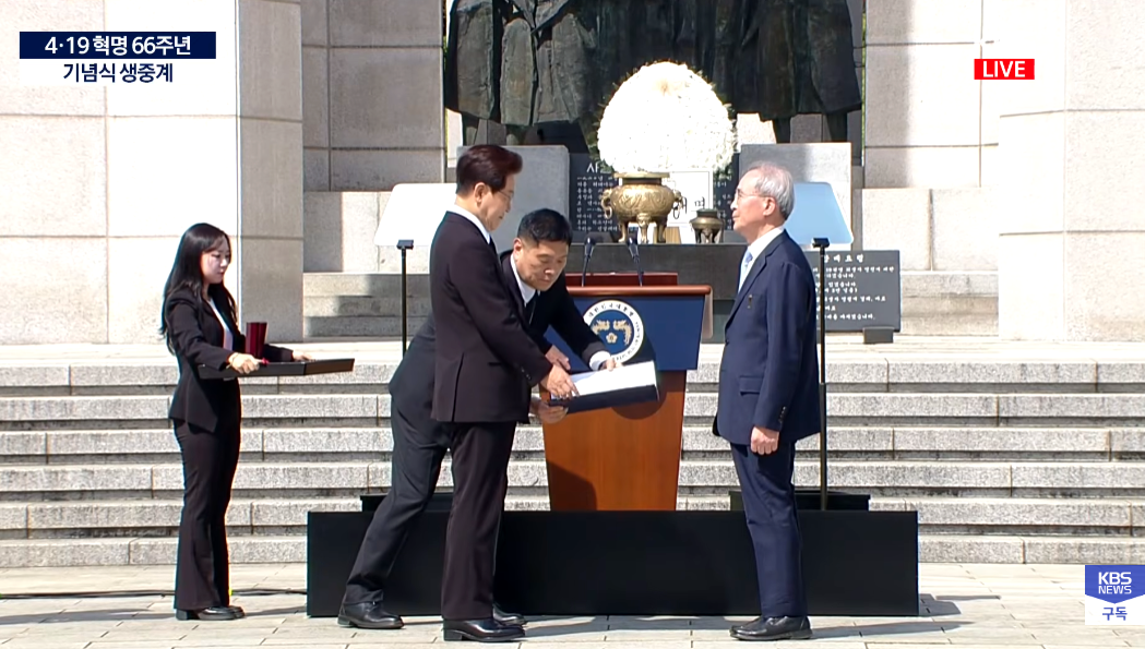 이 대통령 4&middot;19 정신 민주묘지 참석(영상)