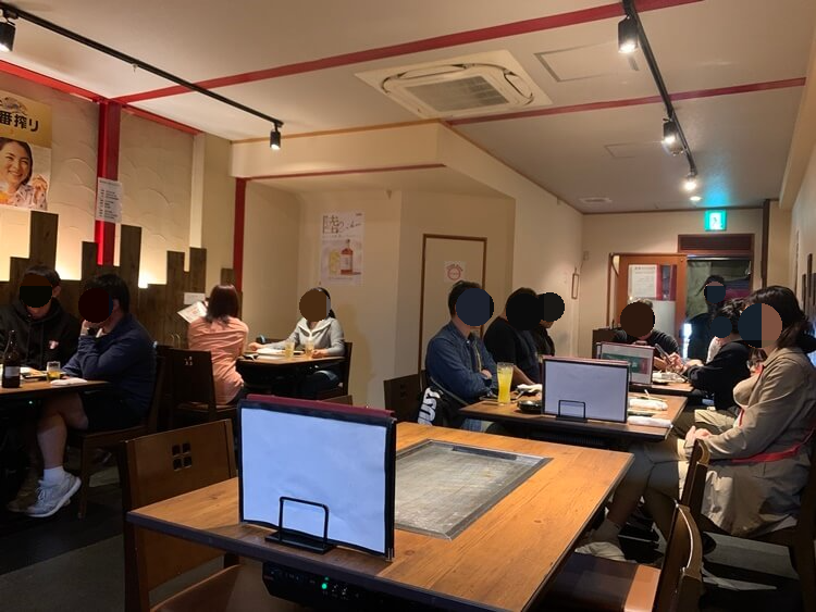 테이블 좌석마다 있는 철판 및 꼽아져있는 메뉴판