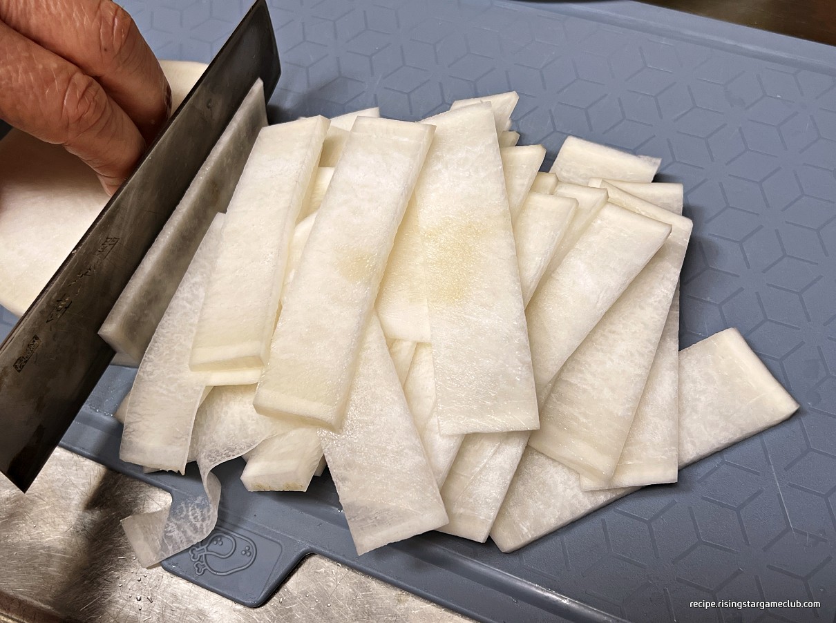 냉면 고명용 무를 채 써는 사진