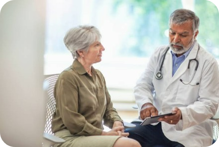 문진하는 의사와 환자