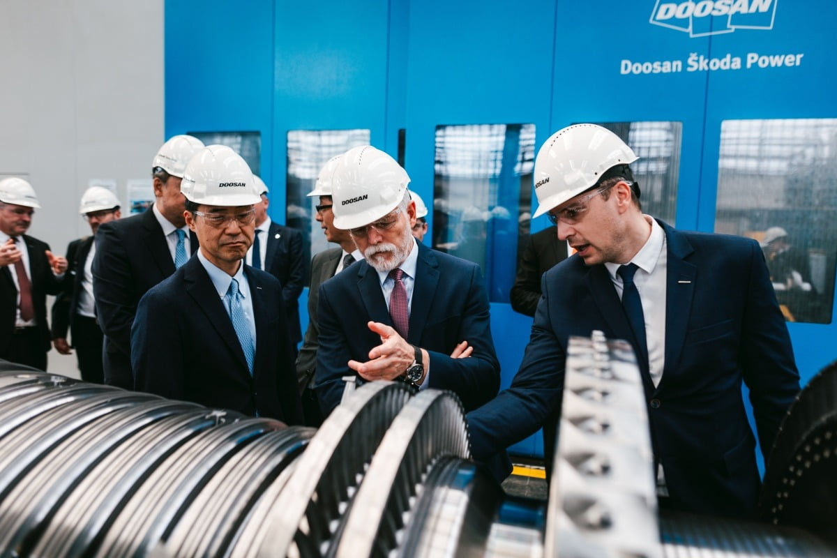 체코 플젠 두산스코다파워에서 페트르 파벨 체코 대통령이 증기터빈을 살펴보고 있다.