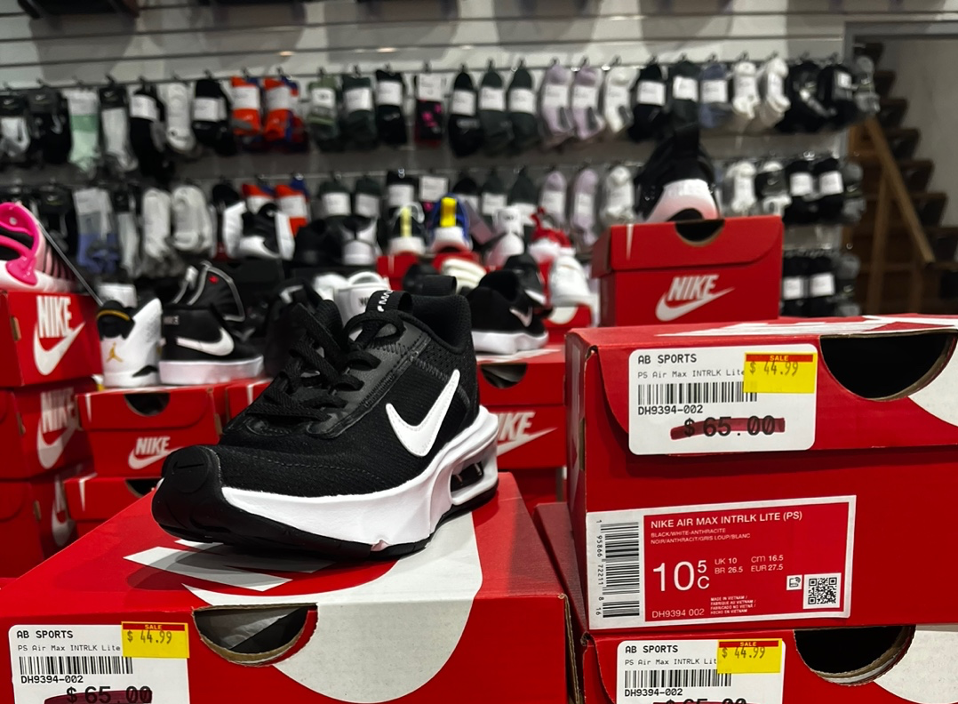 구매한 검은색 나이키 운동화