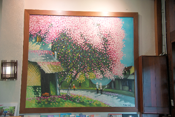 분홍색 꽃을 가진 나무가 그려진 그림 액자