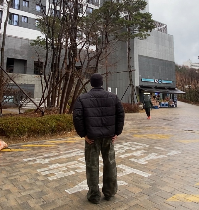 데일리룩('26. 3. 2.)반스VANS 밀포드 비니, 바스틱 점퍼 숏패딩, 무신사스탠다드 티셔츠, 테이크이지 카모 카모플라쥬 밀리터리 더스티 카펜터 팬츠, 나이키 덩크하이 올블랙