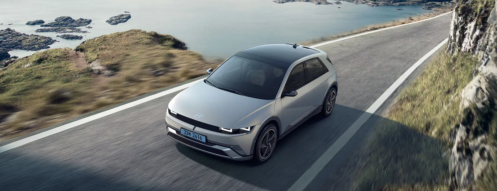 현대 아이오닉 5가 도로 위를 주행 중인 모습