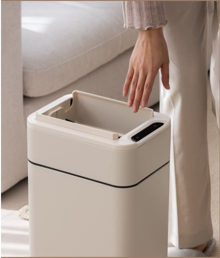 다룸 자동 센서 쓰레기통 센서에 손을 가져다놓으니 쓰레기통이 열리는 사진