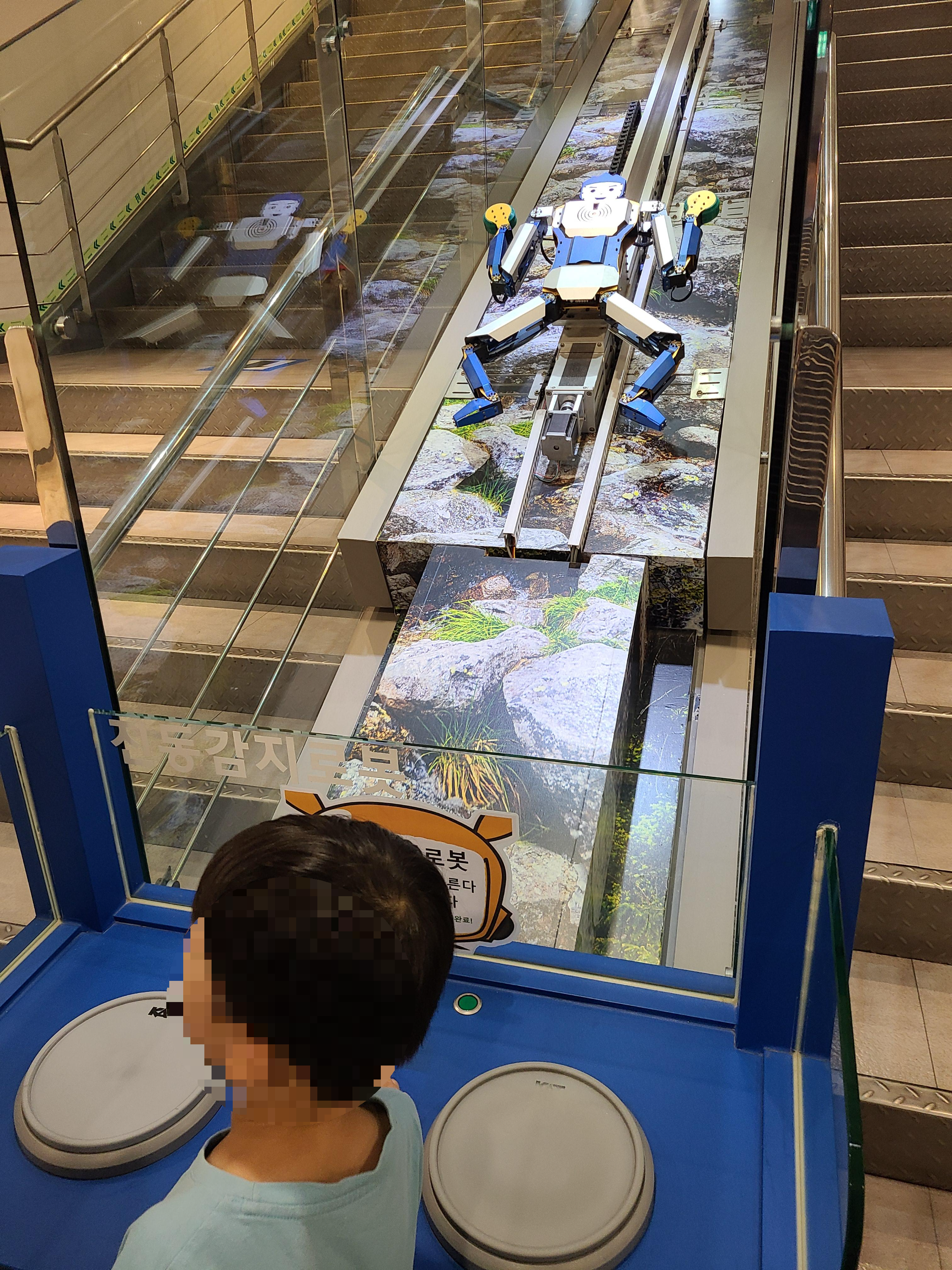 1층 계단 북치면 움직이는 로봇
