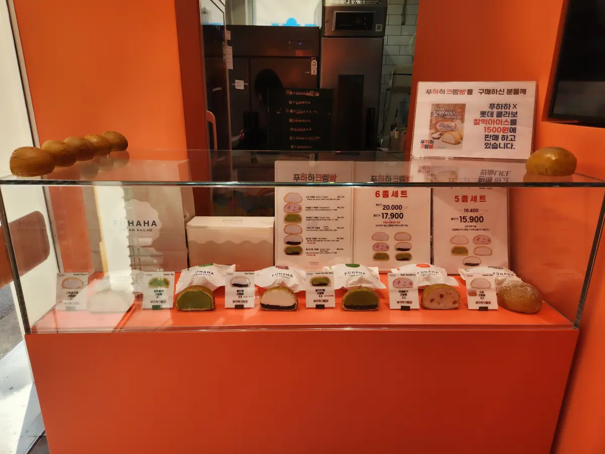 홍대-연남동-디저트-맛집-푸하하크림빵-매장-내부-쇼케이스