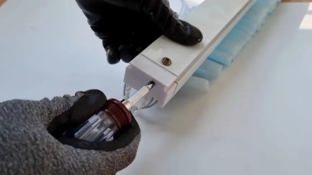 블라인드 레일 커버 여는 모습