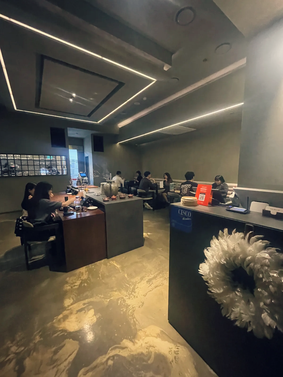 골드피쉬얌차하우스-내부-전체샷