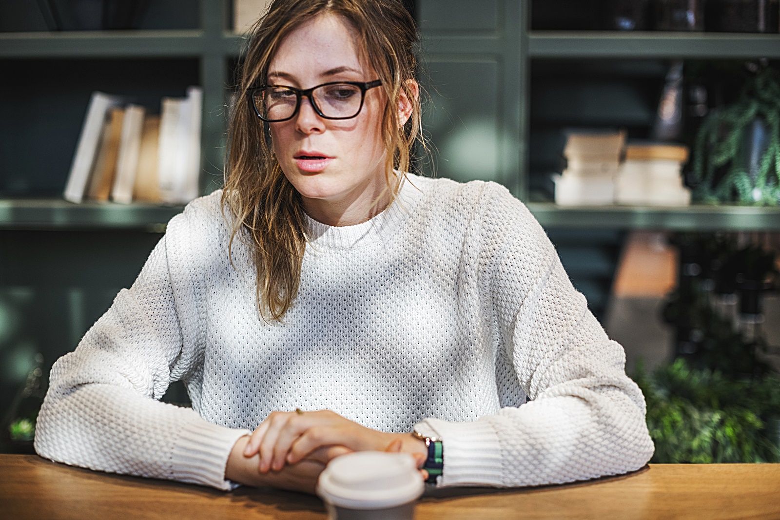 커피를 째려보는 여자