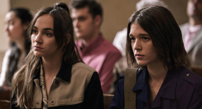 앉아 있는 남매의 모습