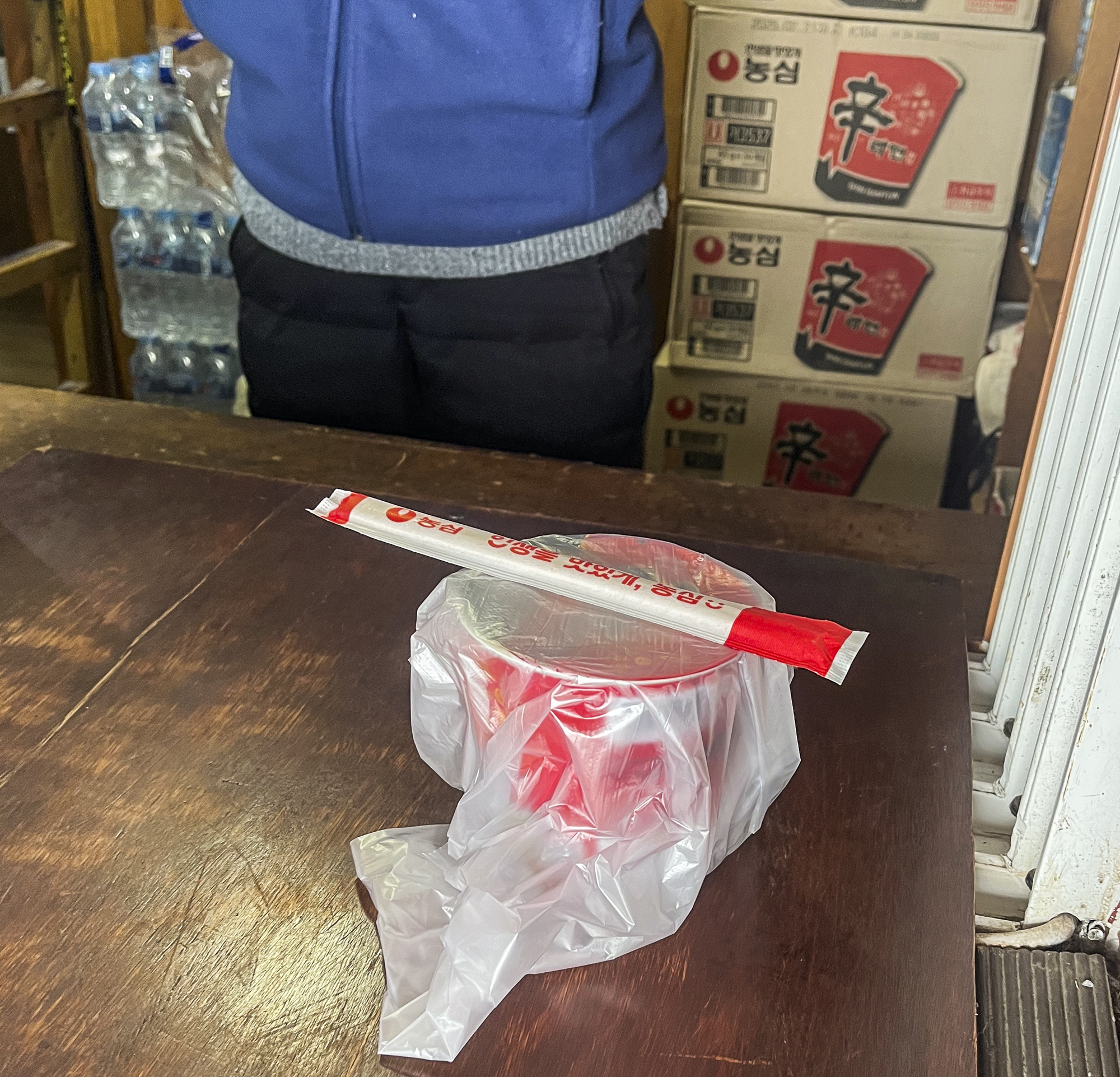 향적봉 대피소 컵라면