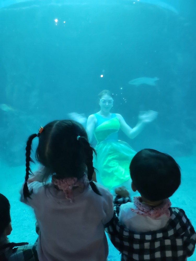 요정과 인사하는 아이들