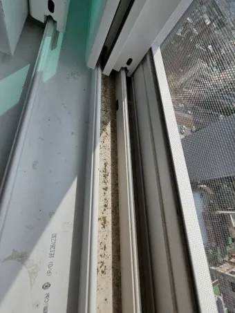 창틀 먼지 진공청소기 솔브러시와 물티슈로 닦는 순서_2