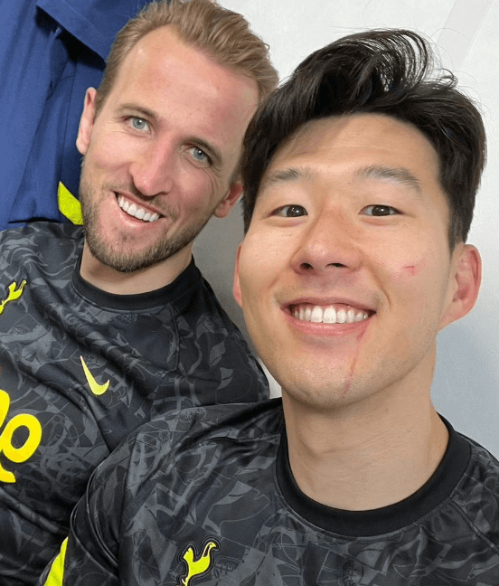 기뻐하는 손흥민