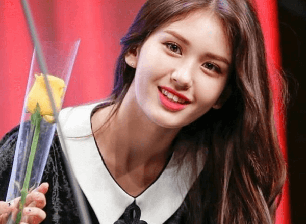 전소미 웃는 사진