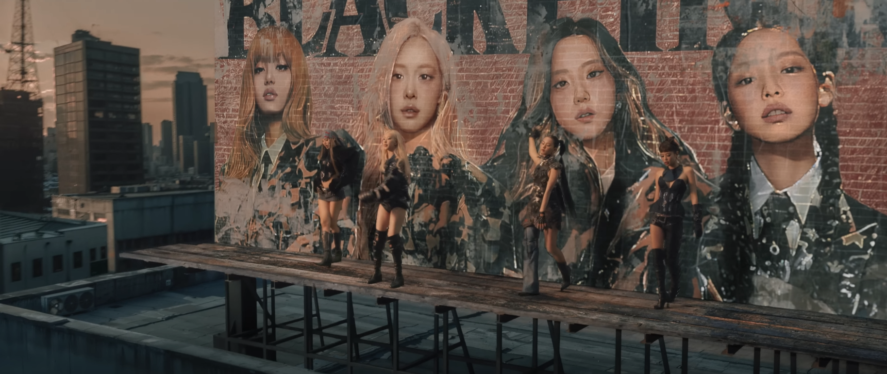 전광판을 찢고 나오는 블랙핑크