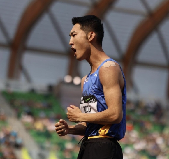 환호하는 우상혁 선수