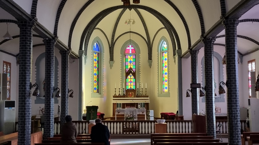 횡성 풍수원성당 성전 안 제대, 제단, 십자가, 감실, 유리화 사진