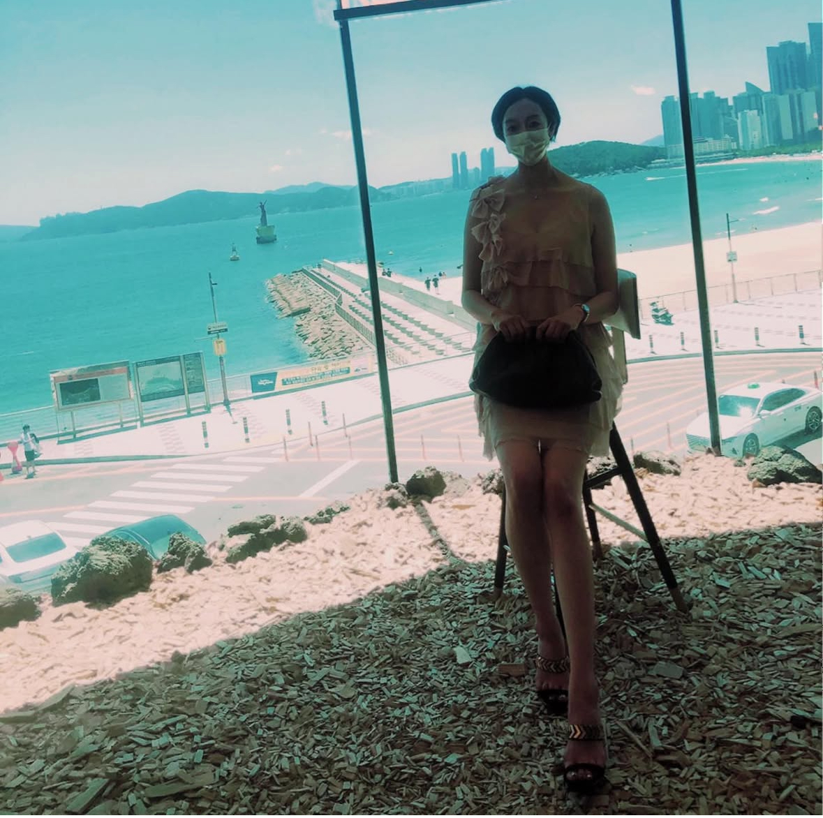 부산 해운대 앞바다와 광안대교가 보이는 카페 전경&#44; 창가에 앉아 바다를 배경으로 사진 찍은 여성