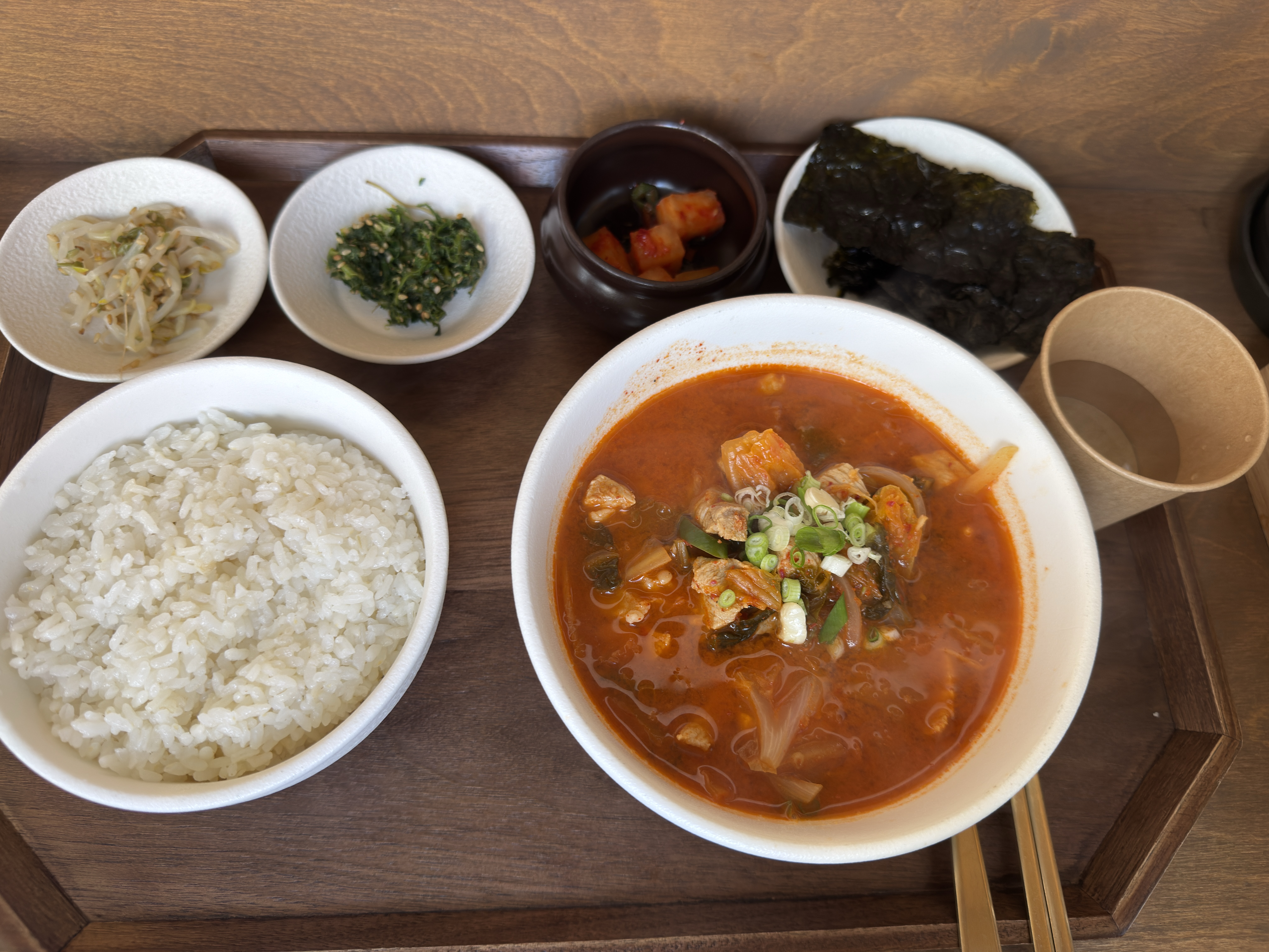촌놈식당의 대표메뉴인 돼지고기 김치찌개