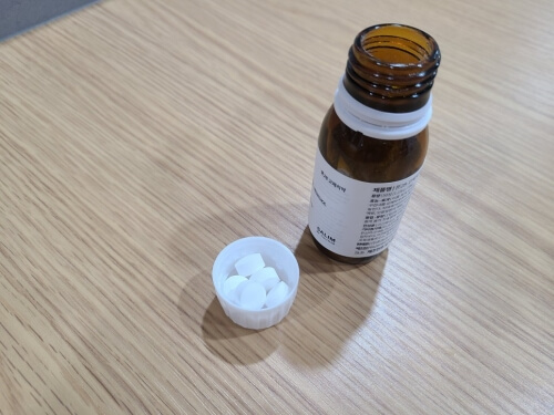 여러 알의 고체 치약 사진