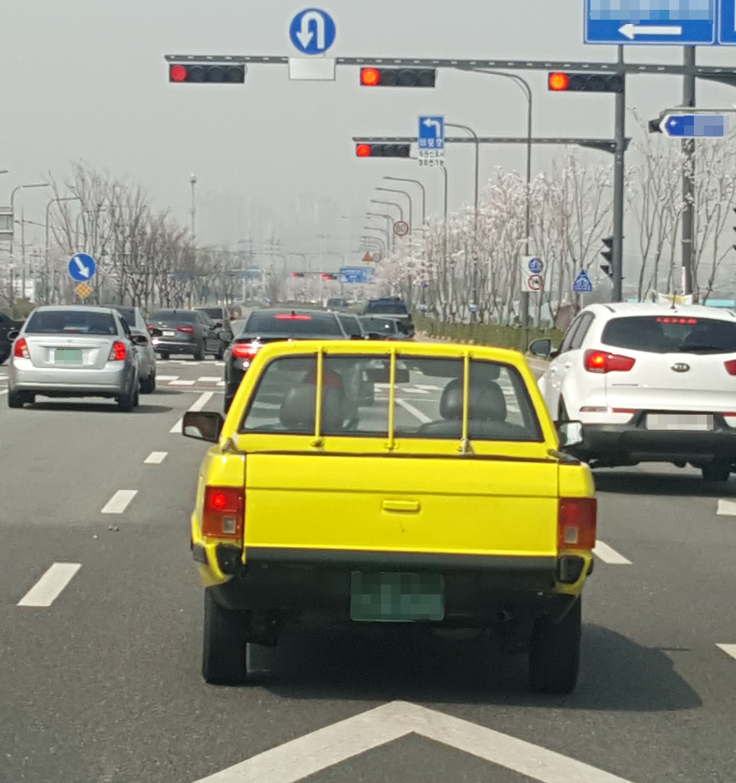 실제 공도를 주행중인 현대자동차 포니2