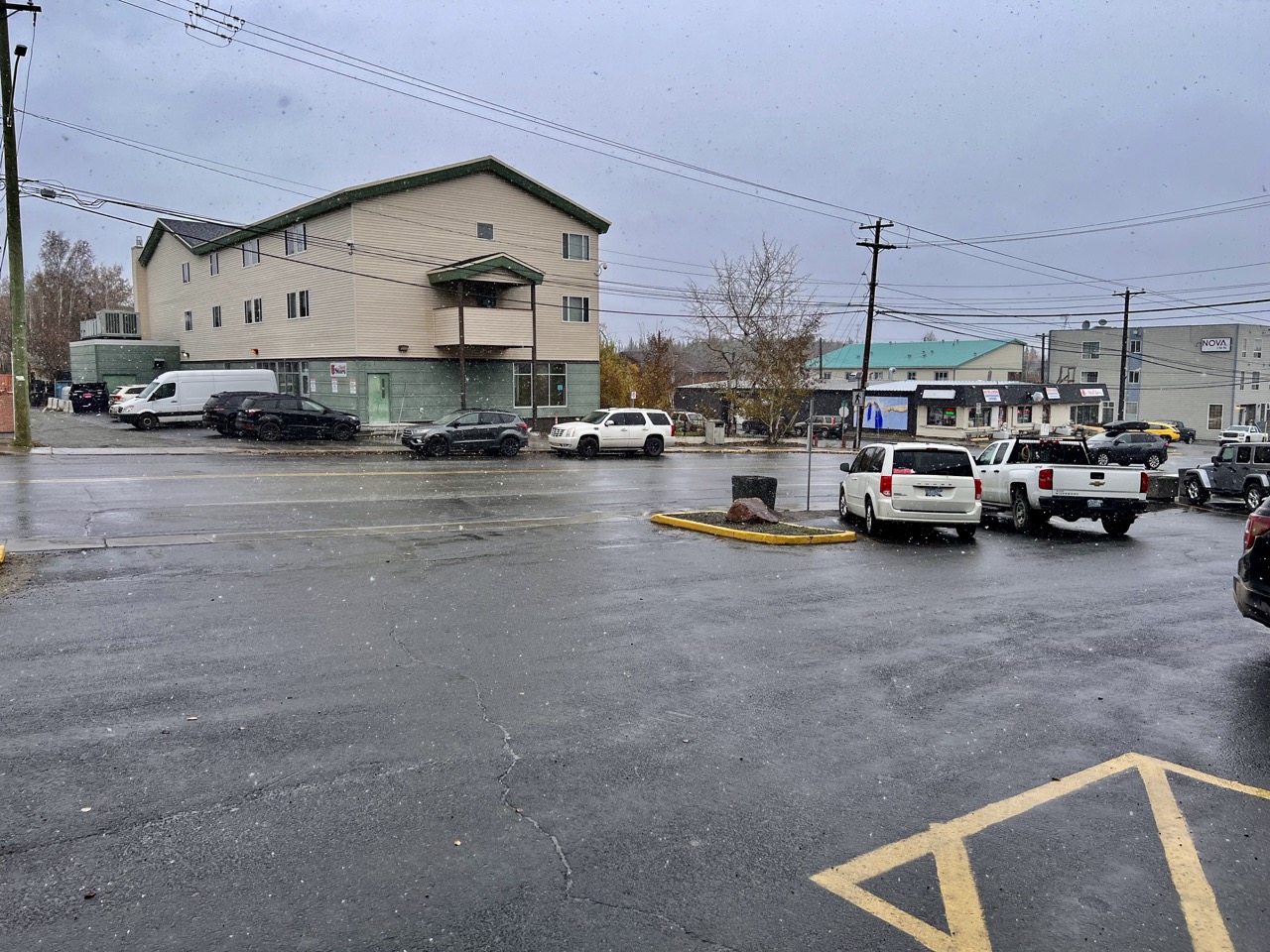 호텔 밖을 나와보니, 구름이 가득 끼고 눈이 내렸다.