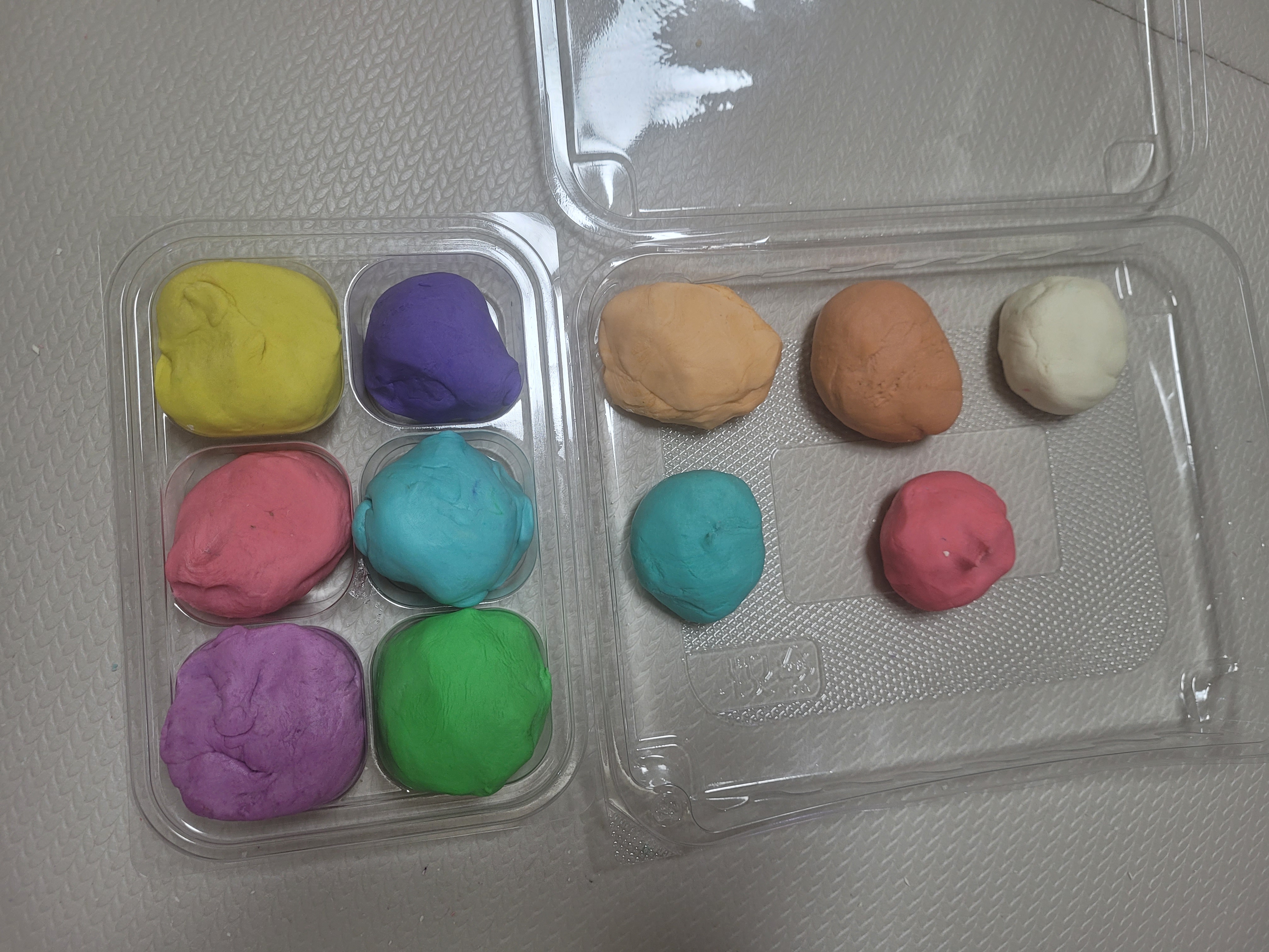 식용색소로 염색한 클레이