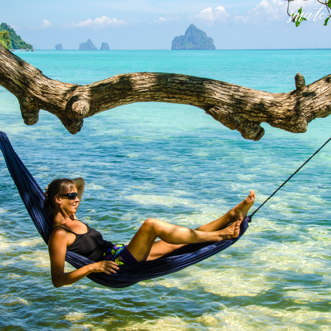 바닷가 해먹에서 즐기고 잇는 여성