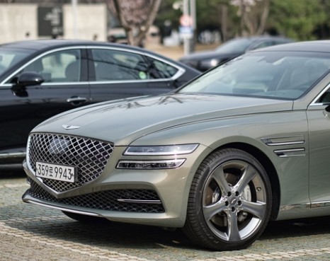 좌: 기존 G80, G80 스포츠 / 우: G80 페이스리프트, G80 페이스리프트 스포츠