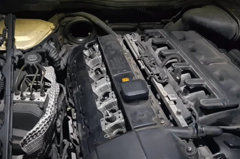 BMW 528i에서 로커암 커버 누유