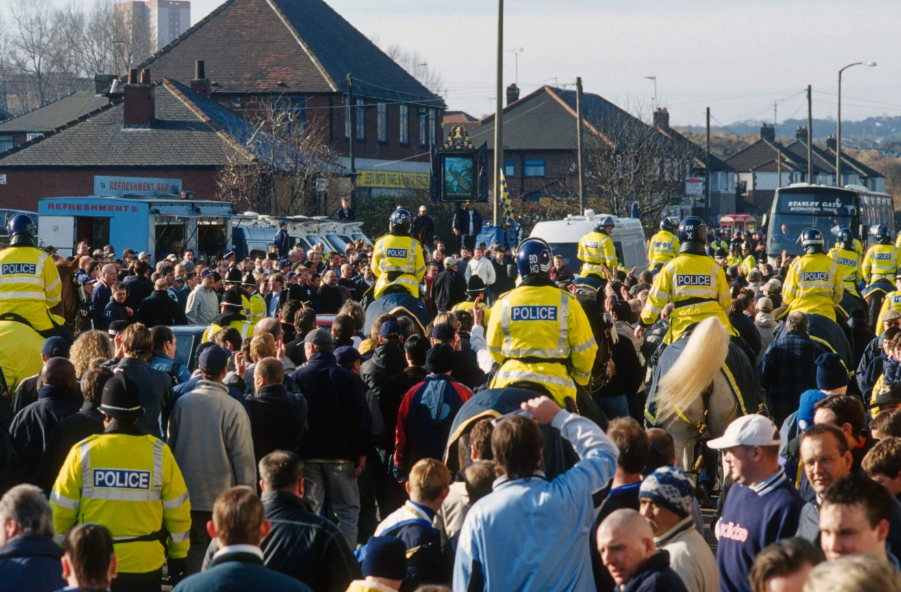 장미 더비가 열리는 날이면 어김없이 경찰이 출동합니다.