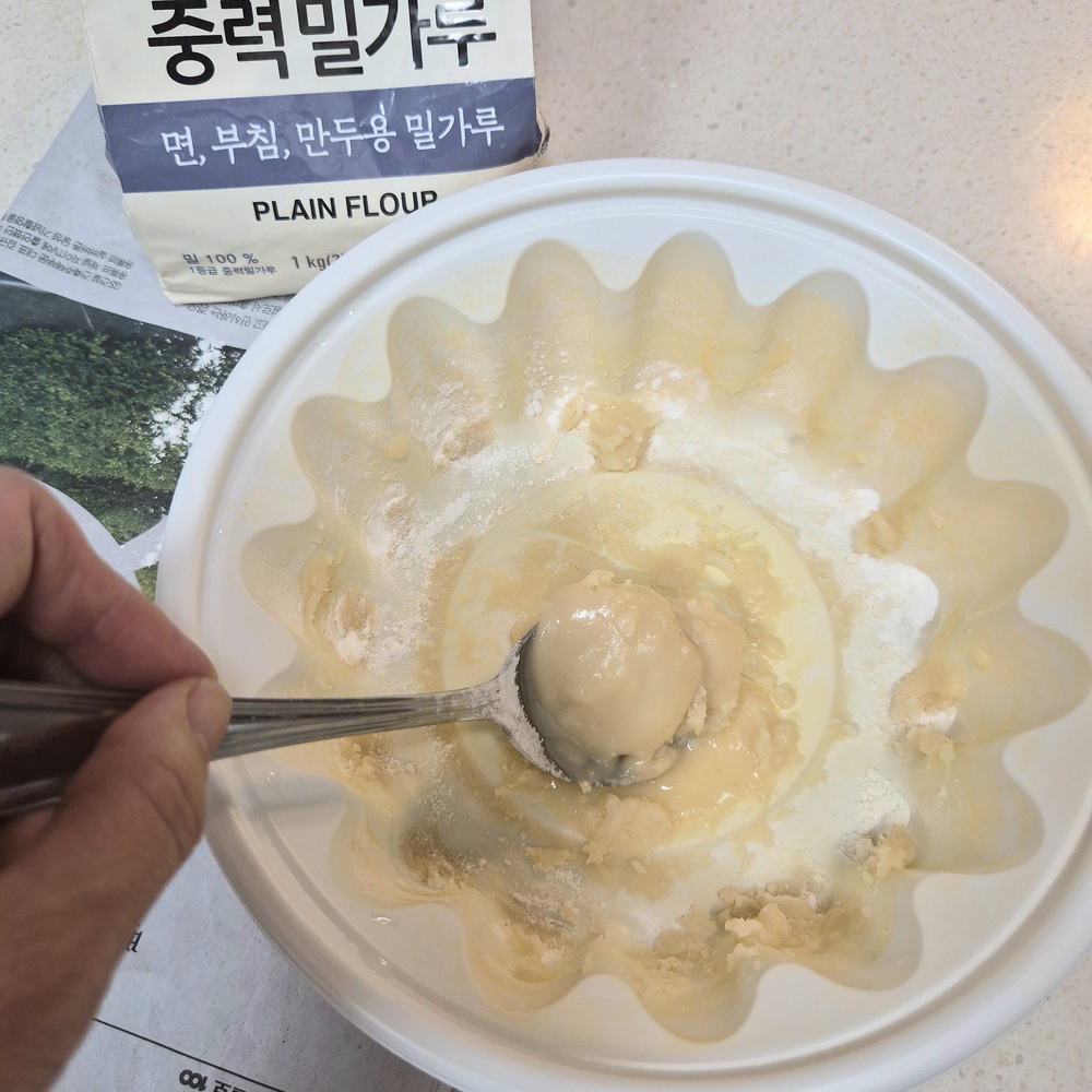 밀가루로 기름을 흡수해 일반쓰레기로 정리하는 모습