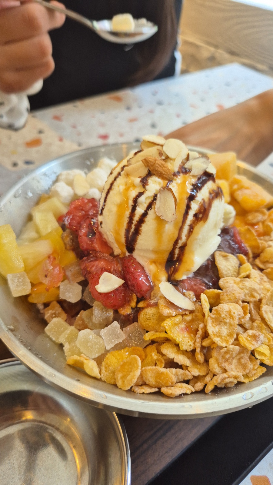 각종 젤리와 시리얼로 꽉찬 옛날팥빙수