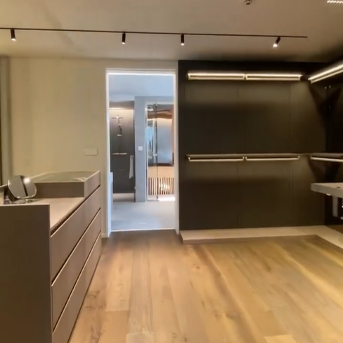 드레스룸이 너무 넓어 축구를 차도 될정도이다. 옷가지나 악세사리를 많은 분들은 넉넉히 쓰고도 남는 자리가 있을것이다