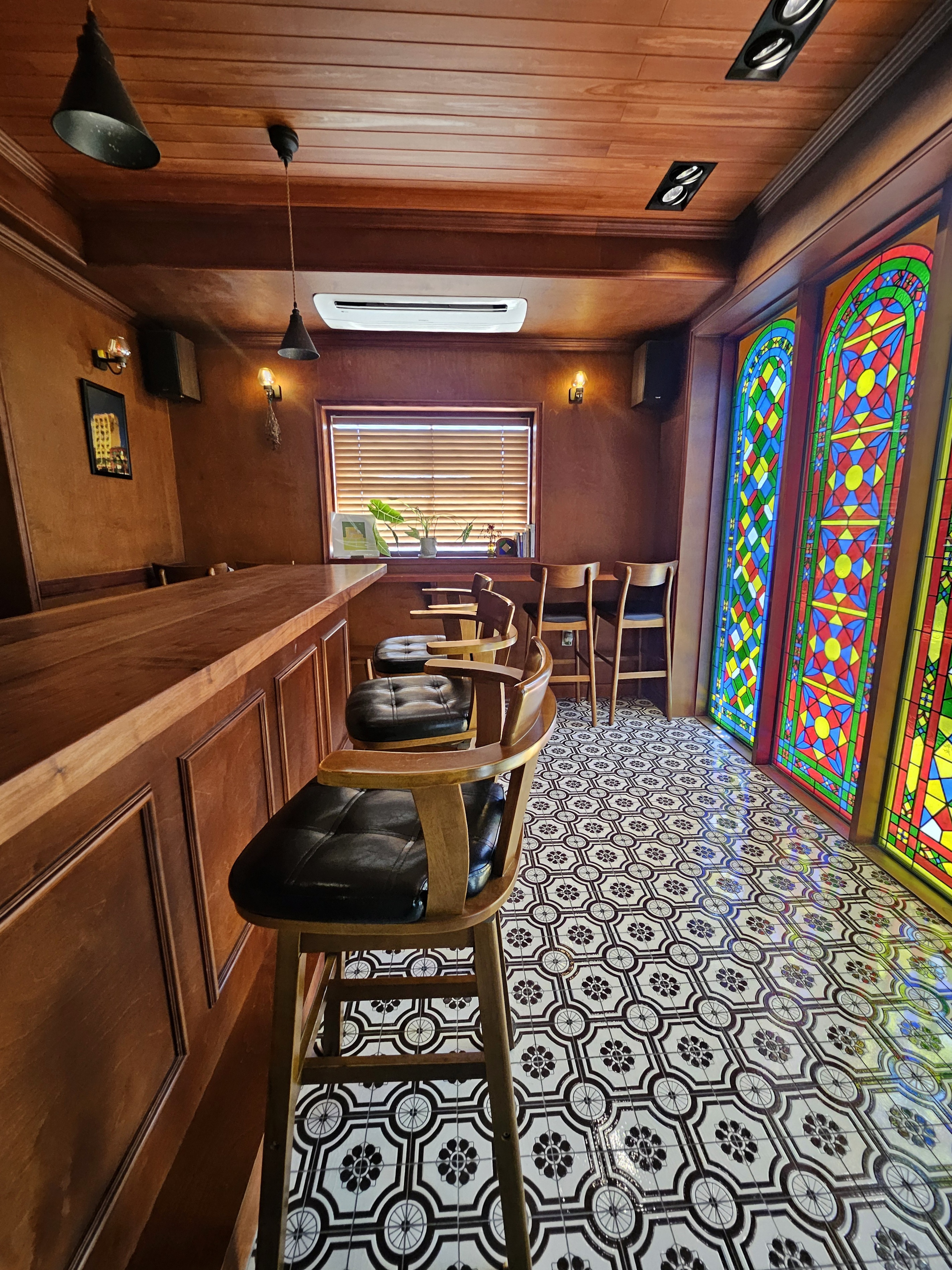 고토커피바_바테이블