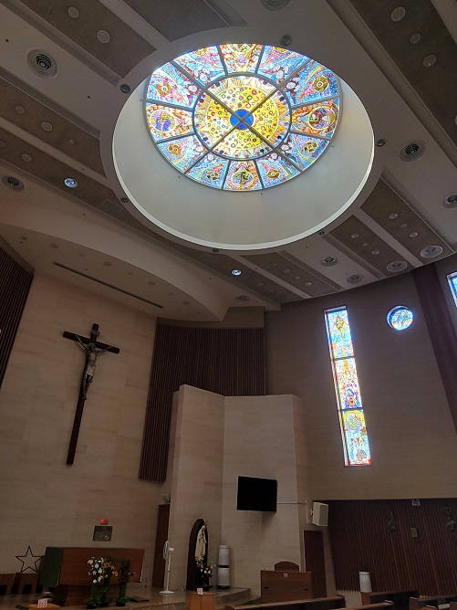 행당동성당 성전 안 십자고상, 제대, 제단, 감실, 스테인드글라스 사진입니다.