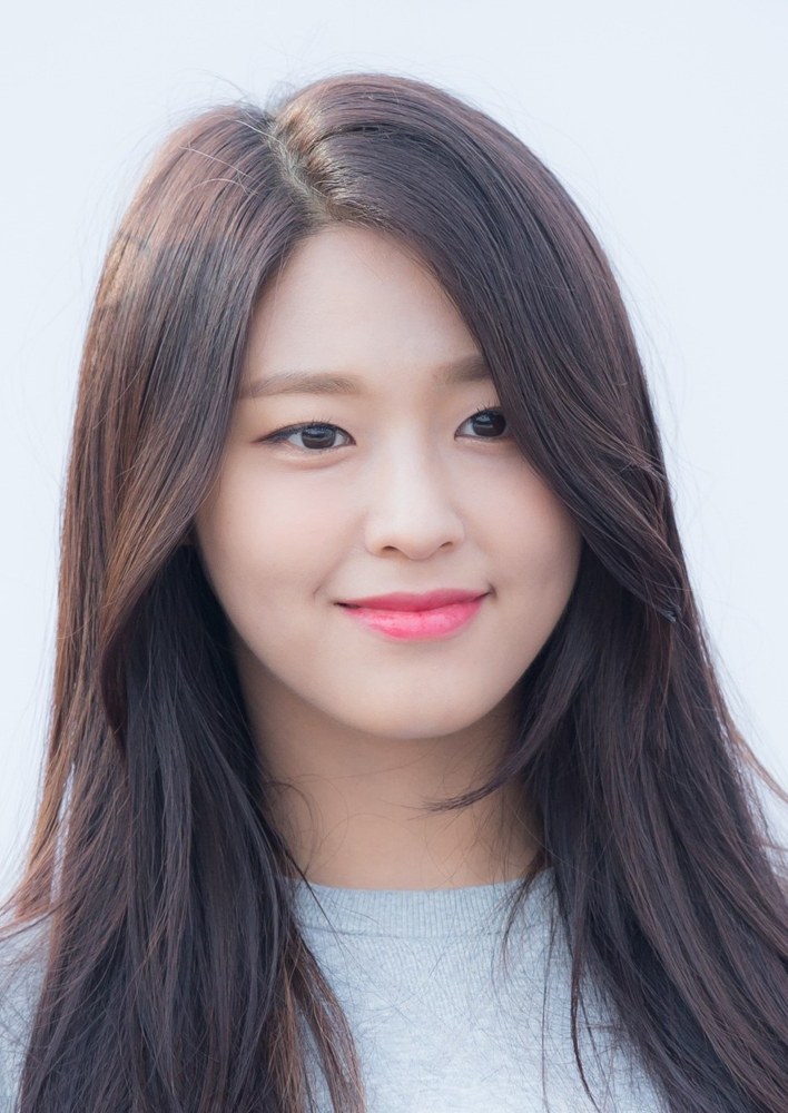 긴 갈색 머리로 미소 짓는 배우 김설현