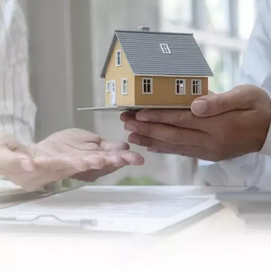 중개 수수료를 주고 받는 모습