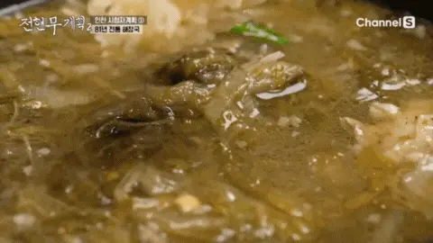 국물에-마늘소스-한-스푼을-넣고-잘-저어주는-모습