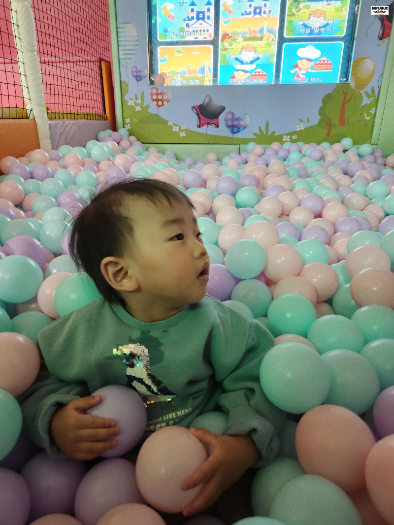샤를롯데 키즈카페 볼풀장 큰 공