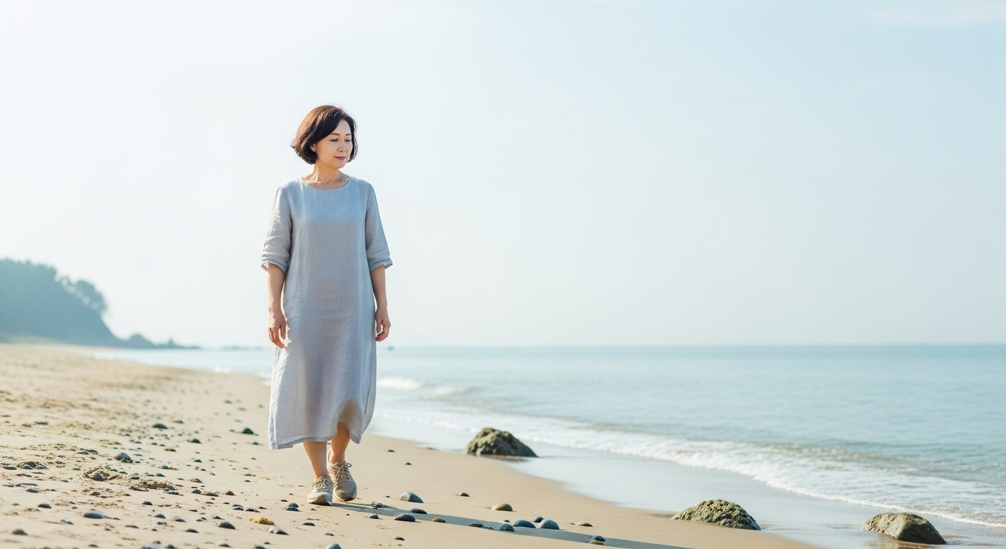 섭지코지 산책로에서 바다 바라보는 50대 여성